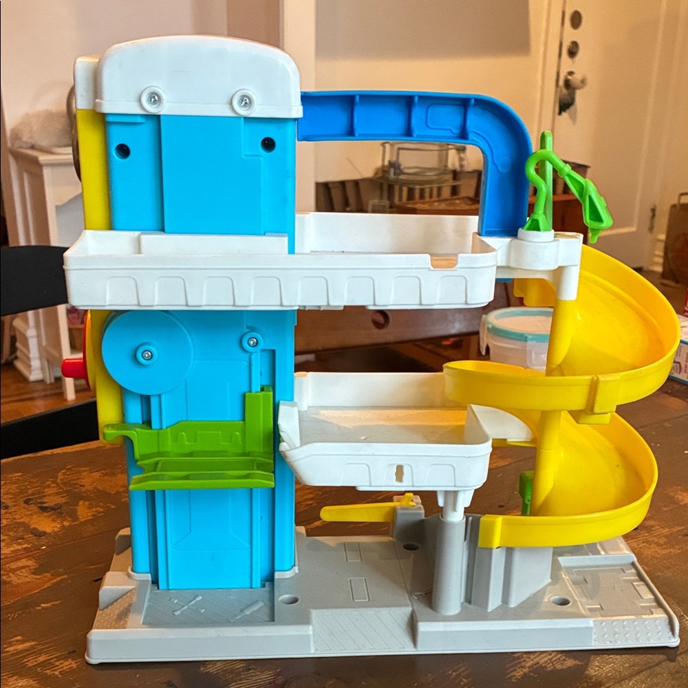 Fisher-Price Classic Car Garage & Ramp - Picture 4 of 4
